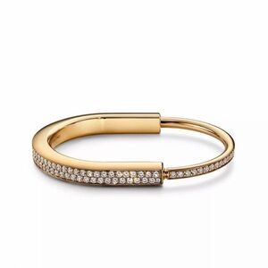 Tiffany Lock
Bangle in Yellow Gold with Full Pavé Diamonds